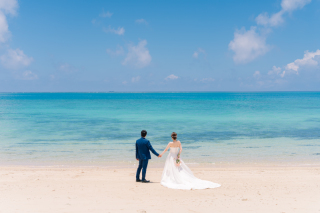 エメラルドグリーンに輝く沖縄の海と白砂