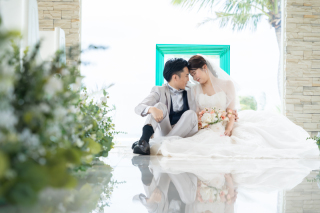 蒼い海とスタジオに咲く花々。チャペルで交わす、未来へ続く二人だけの誓いの物語だ。