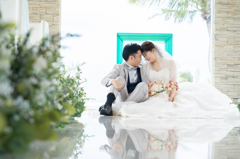 蒼い海とスタジオに咲く花々。チャペルで交わす、未来へ続く二人だけの誓いの物語だ。