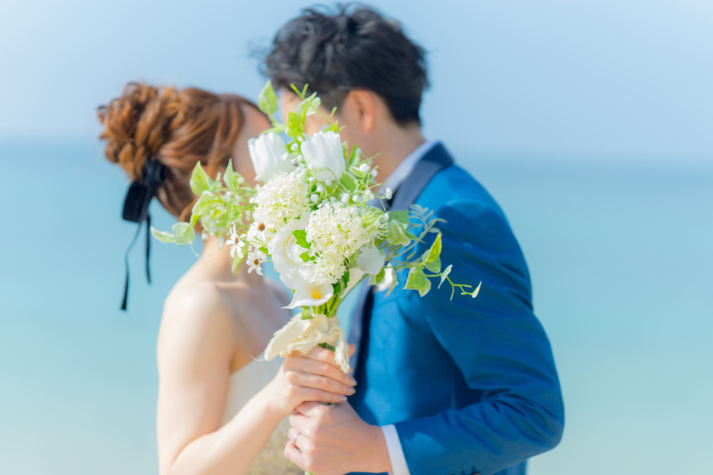 ブーケ越しのときめき！白&times;グリーンブーケで