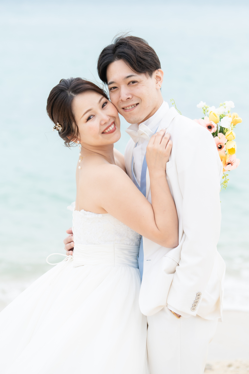 笑ったりふざけ合ったり！小物も使っておふたりらしさ全開の沖縄ウェディングフォト