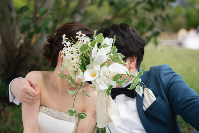 ブーケで顔を隠すお茶目でおしゃれなキスショット!