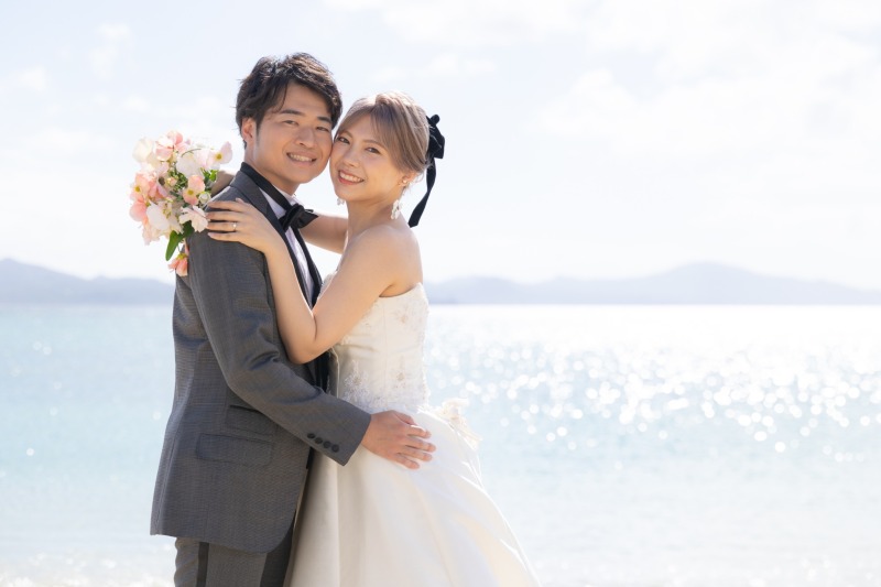 ぎゅっと抱き寄せる幸福いっぱいの笑顔