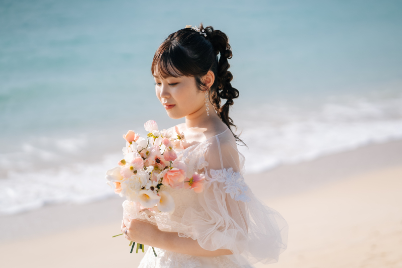 ブーケとともに輝く新婦様のソロカット