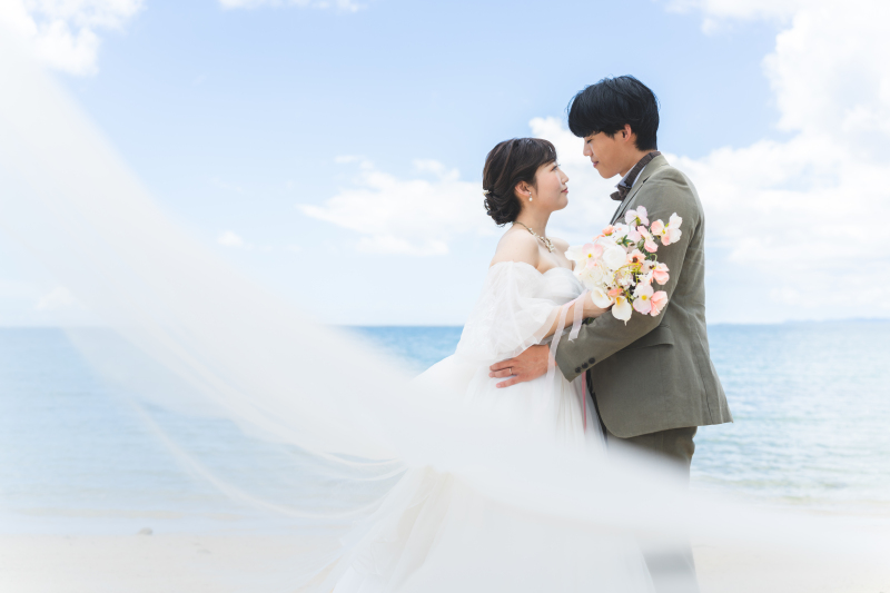 潮風になびく長いベールが演出する神秘的なシーン