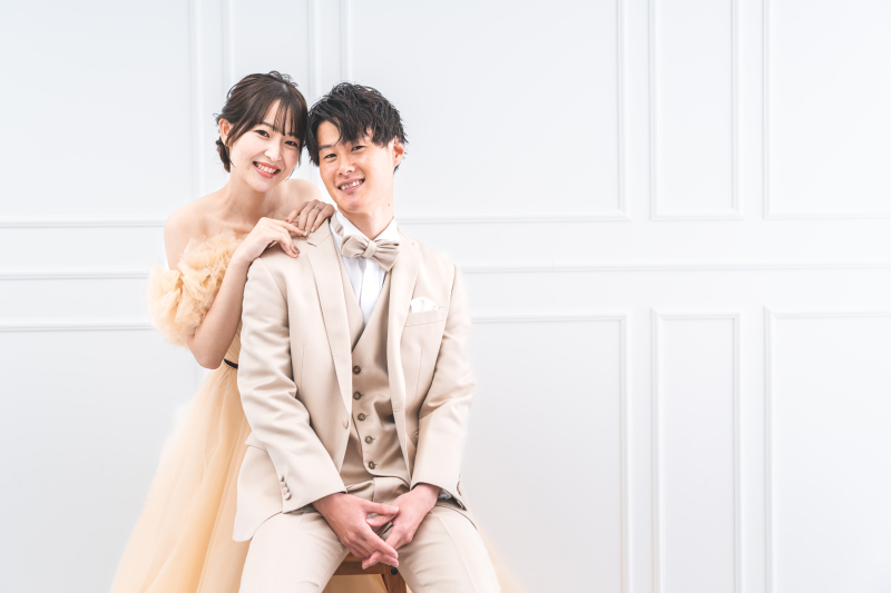 肩を寄せ合う距離感が愛おしいおふたりらしいフォト