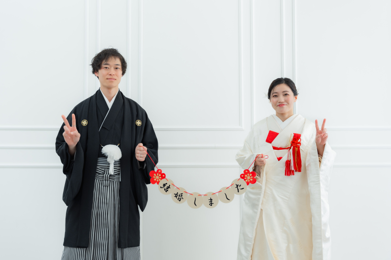 結婚しましたの文字と笑顔あふれる記念