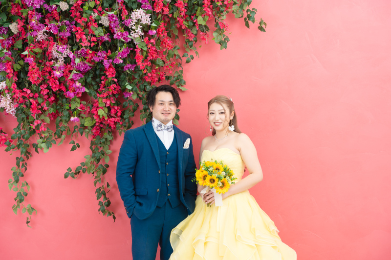 鮮やかなピンクに包まれて、華やかなスタジオ撮影