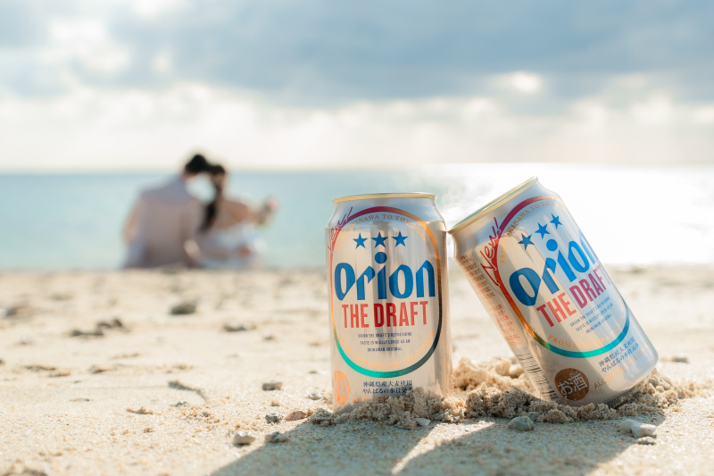 海を見つめながら並ぶオリオンビールショット