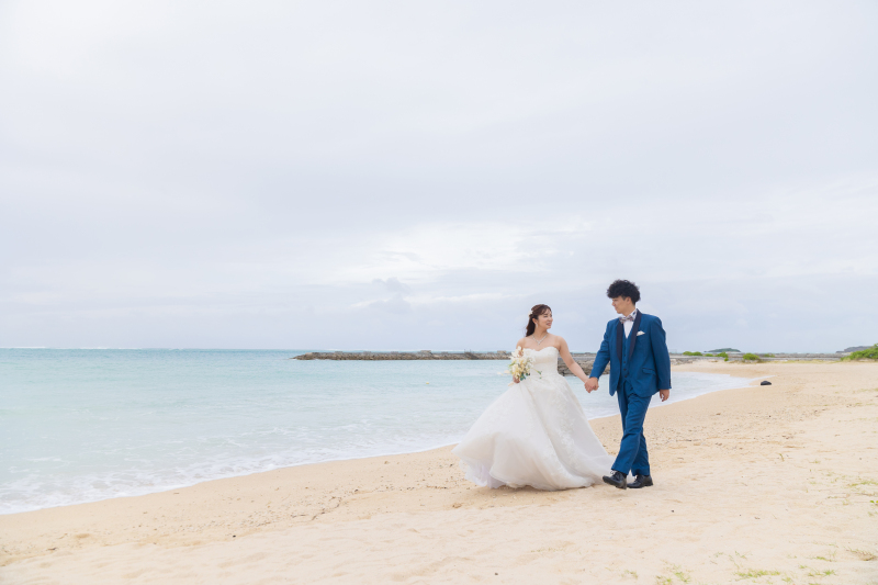 色鮮やかなスタジオから広大な砂浜へ。美しい自然の中、笑顔で寄り添い合う特別な日。