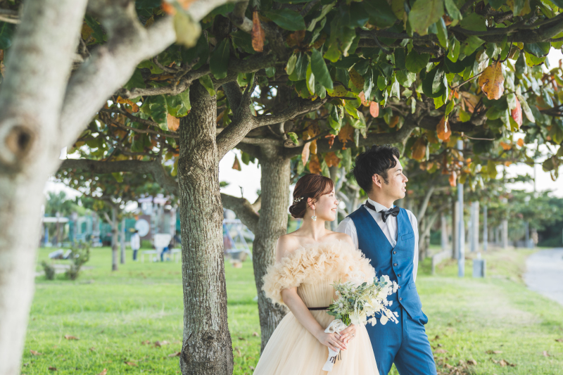 木陰のグリーンで雰囲気を変えて魅せる上品なフォト