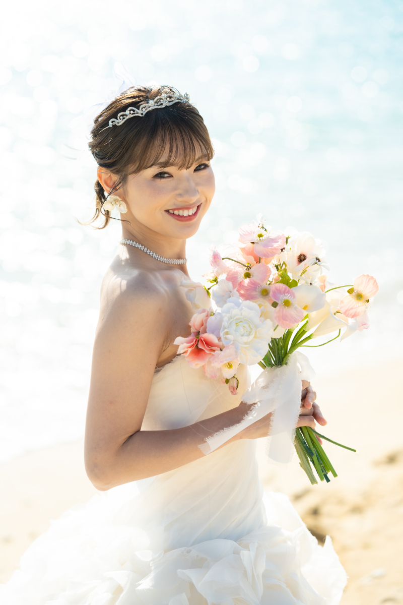 花束を抱えて振り返る花嫁の透明感あふれる瞬間を♡