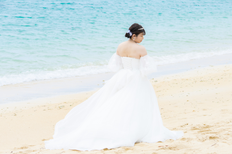 純白ドレスの後ろ姿が魅力的な新婦様のソロショット