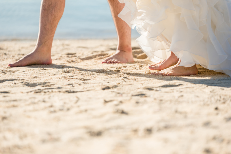 浜辺を歩く足下をとらえたこんなショットも。