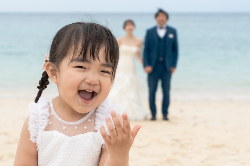 愛娘の笑顔に包まれて。沖縄の海とピンクのスタジオで叶える！幸せファミリーフォト♡