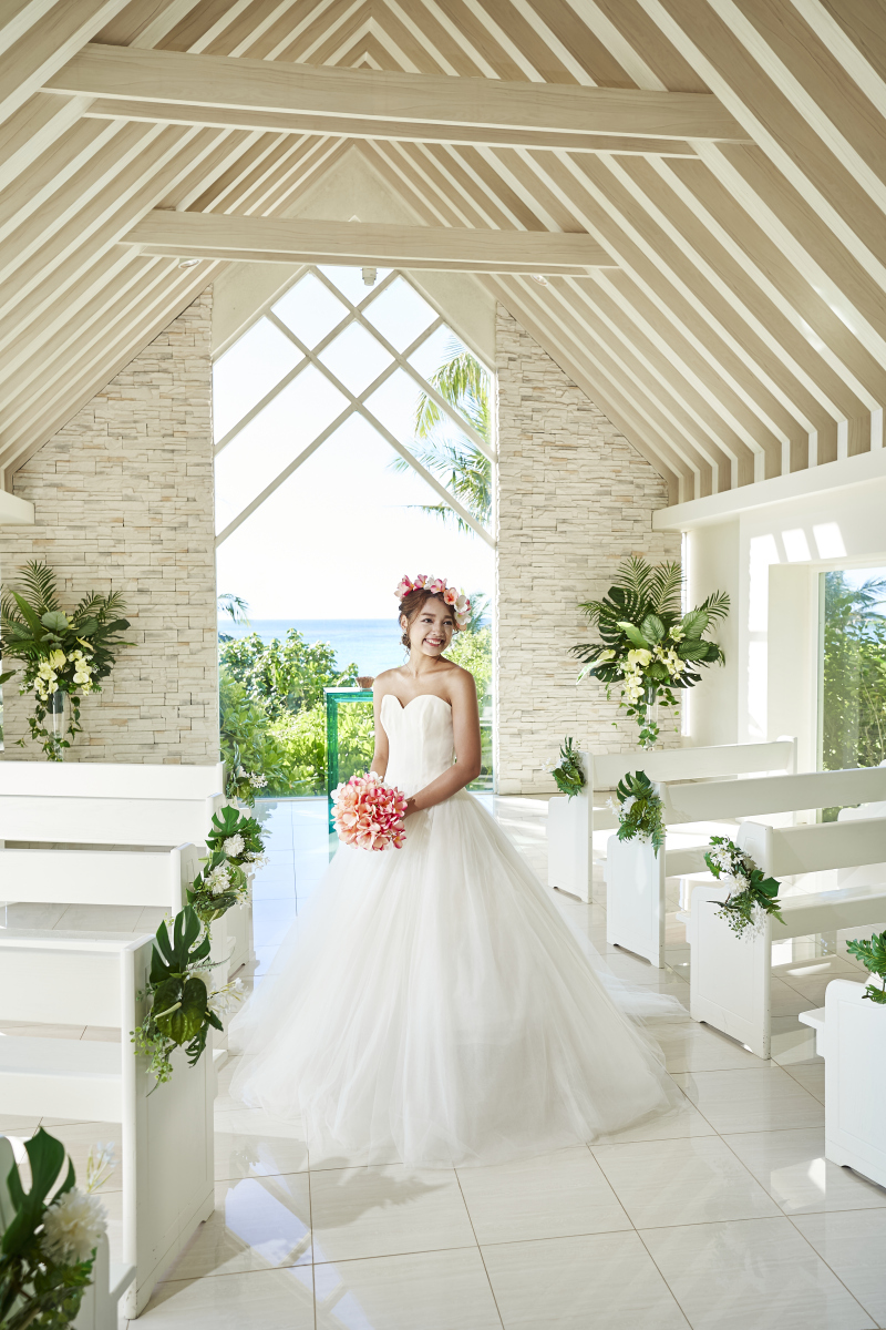 真っ白な内装と開放感のあるチャペル♪