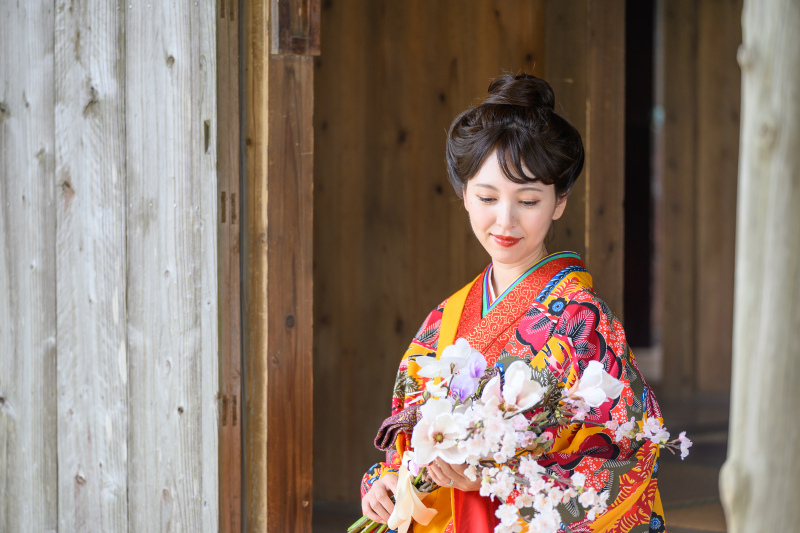 沖縄の伝統的な琉装までご提案できるのがcoral studioの魅力のひとつ。髪型やメイクまで衣装とお客様の魅力を引き立てるご提案を心がけています。