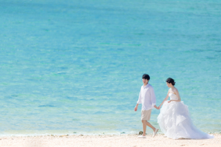 沖縄の青い海と空は別格です！沖縄はパスポートのいらない海外と言われていて、海の綺麗さは海外と比べても全く劣りません！！特に午前中は、午後よりも青さが濃い綺麗な海で撮影をお楽しみいただけます♪