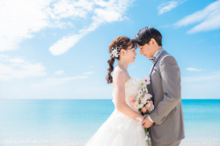 沖縄の海もスタジオフォトも満喫したい新郎新婦様にピッタリ!ドレスとヘアチェンジで雰囲気を変えて撮影ができるのがこのプランの魅力♩