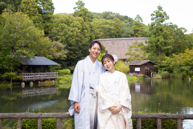 緑に囲まれた池のほとりで