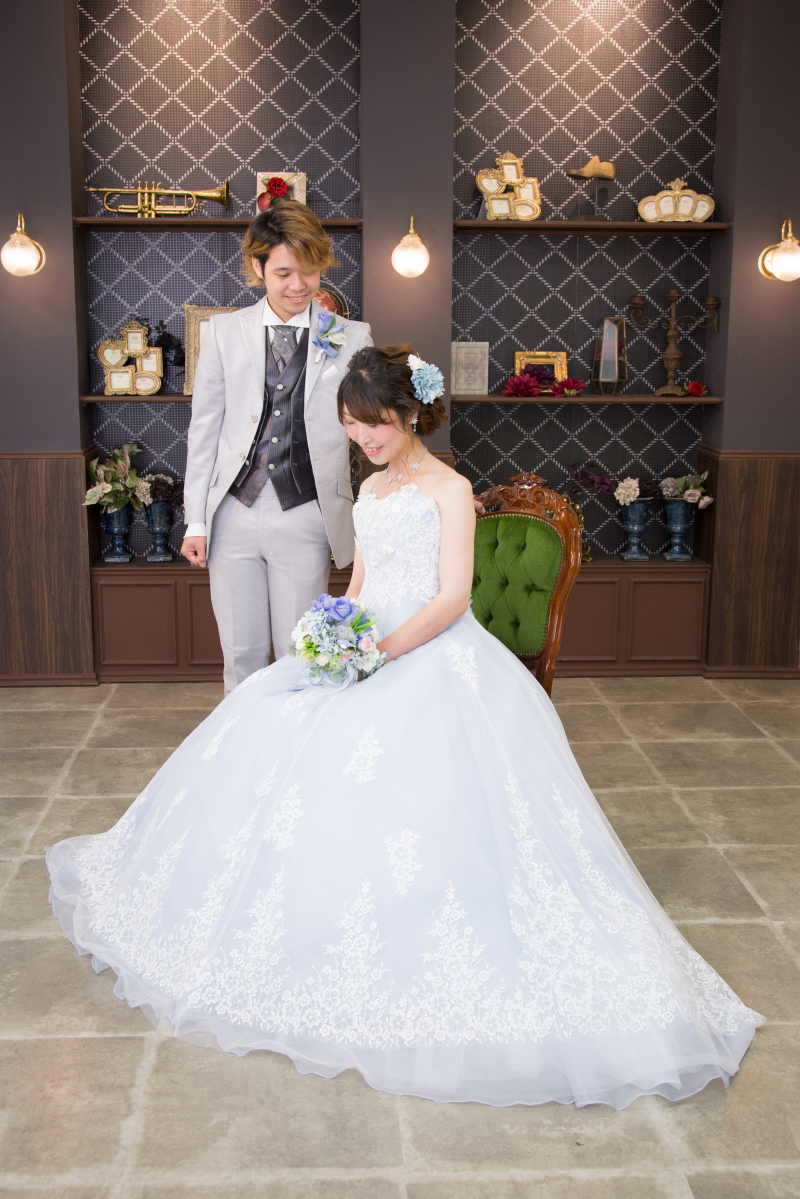 こちらはブルーのドレスで！