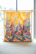 からし地重ね仕立て枝垂れ桜に立鶴