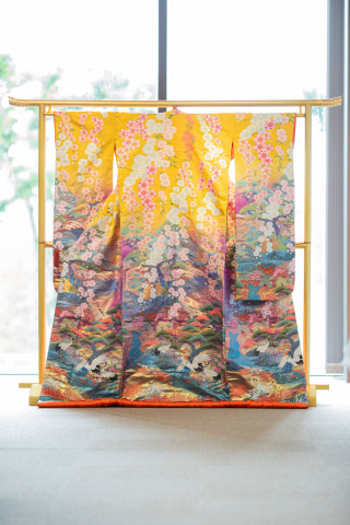 からし地重ね仕立て枝垂れ桜に立鶴