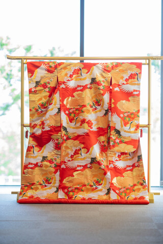 朱地雲取り扇面に鶴