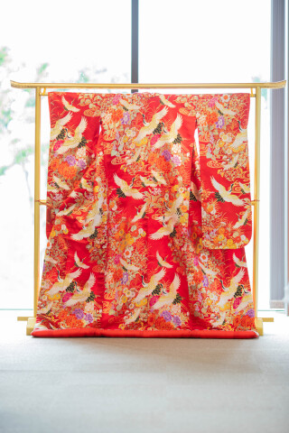 赤地流水牡丹に鶴