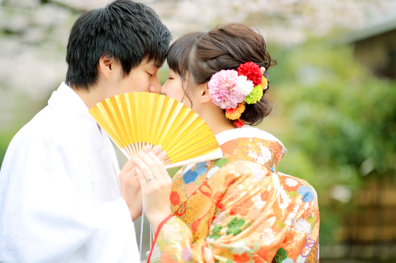 扇子でキス隠しShot