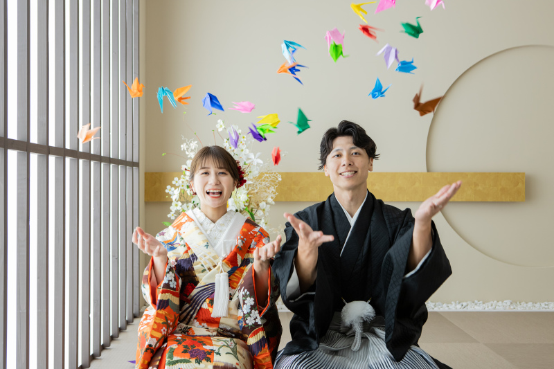 舞いあがる折り鶴に願いを込めて