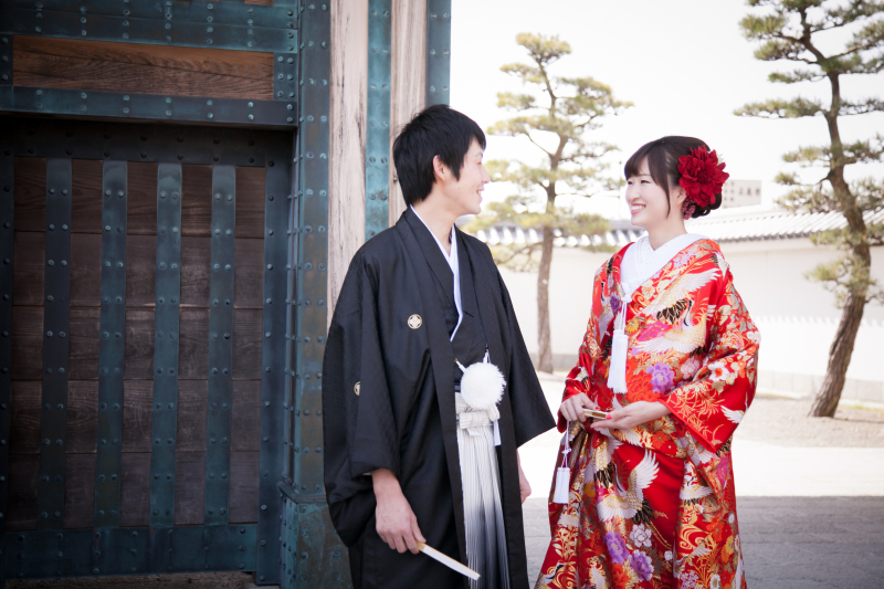 和の雰囲気のある門の前で