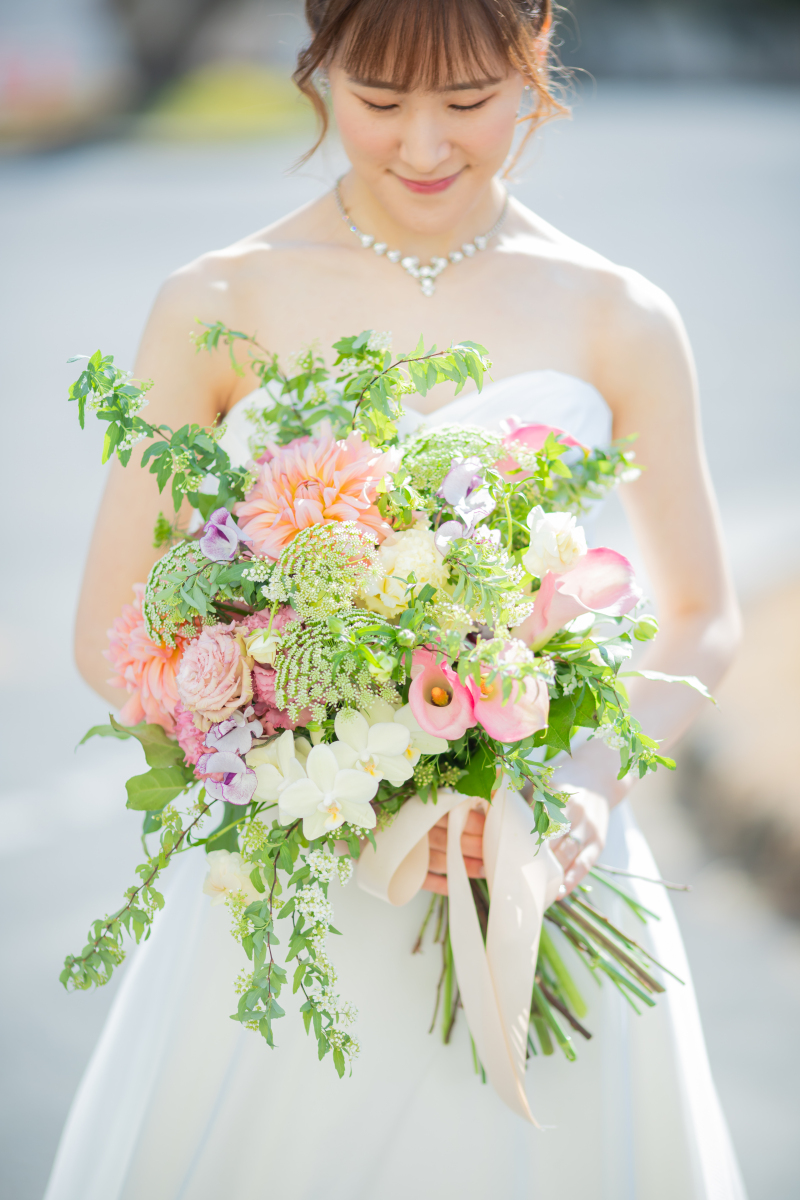 華やかなブーケとともに