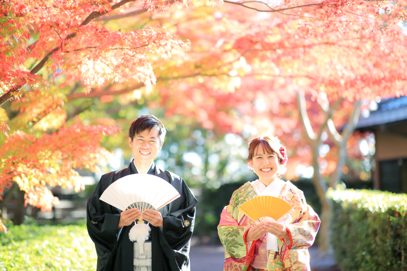 紅葉の背景と共に