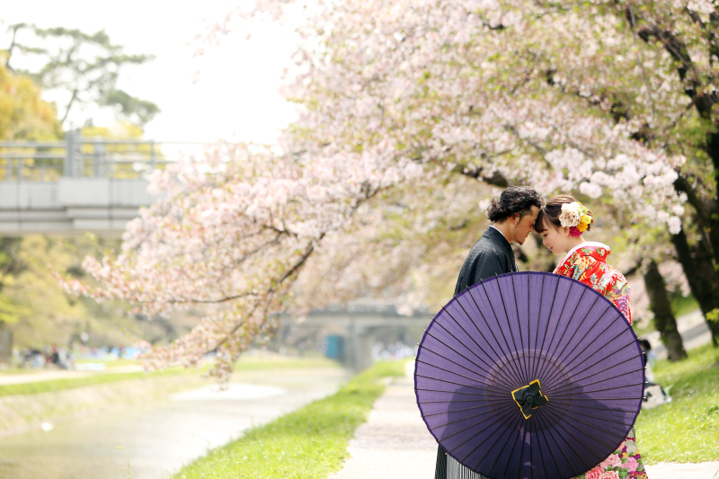 桜をバックに♡