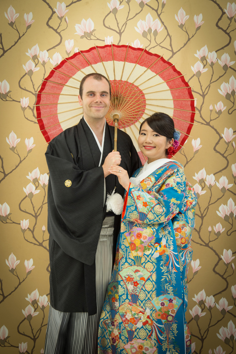 和風な背景の前で