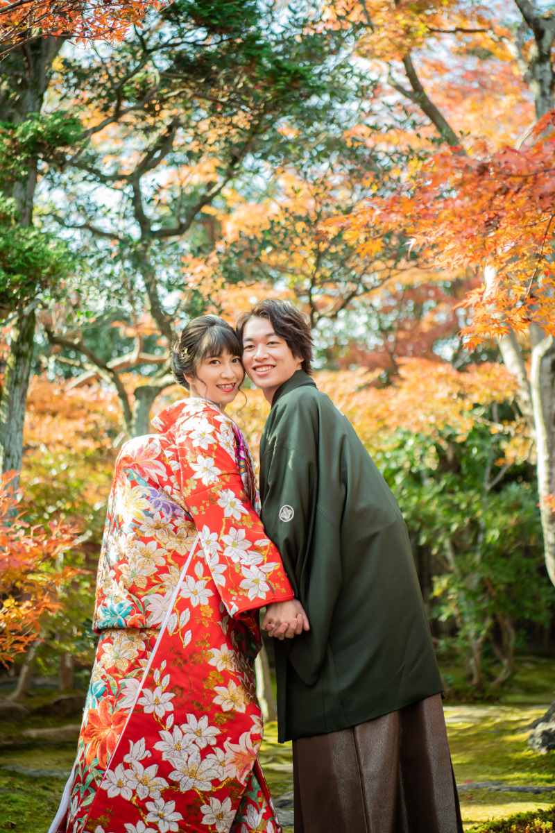 もみじを背景に