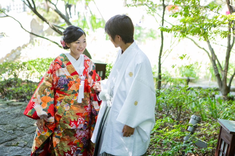 優しくエスコートするご新郎様♡