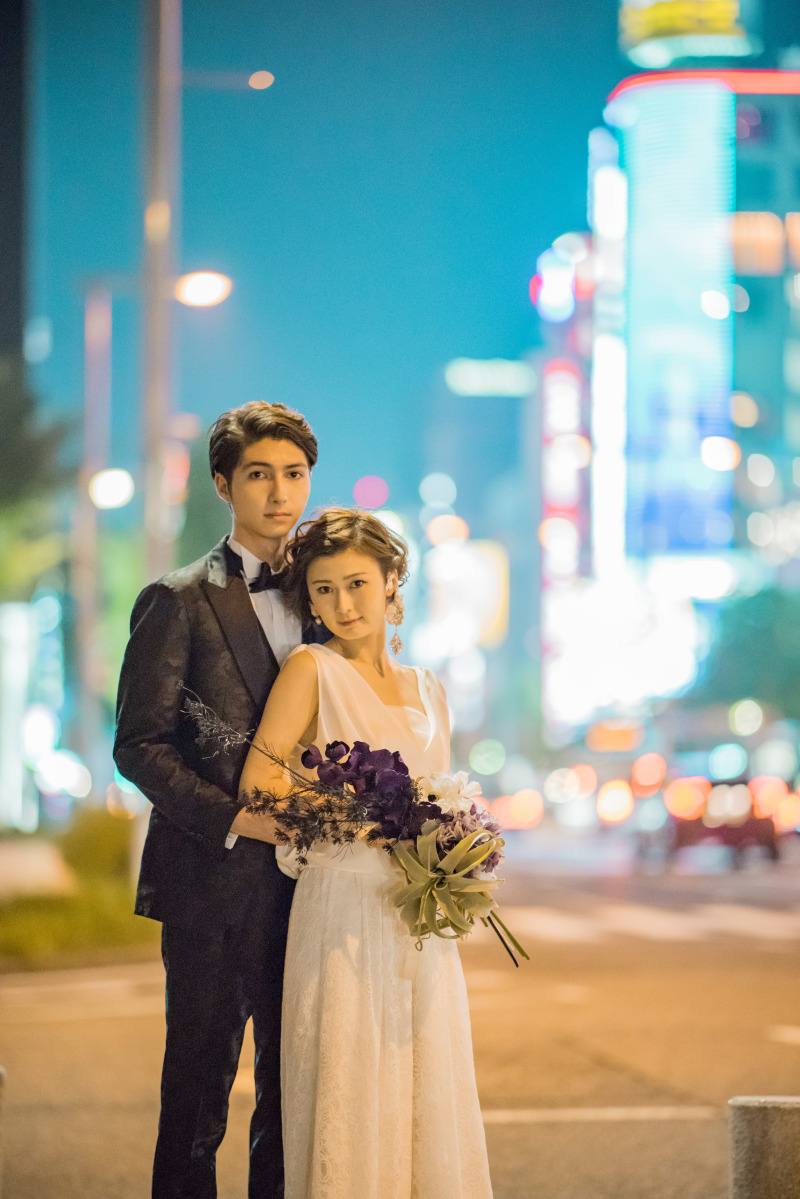 ネオンが輝く背景で