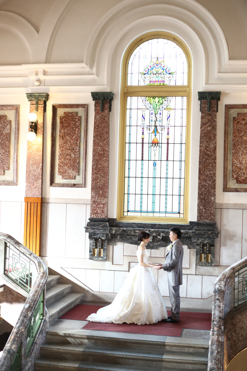 素敵なステンドグラスの前で