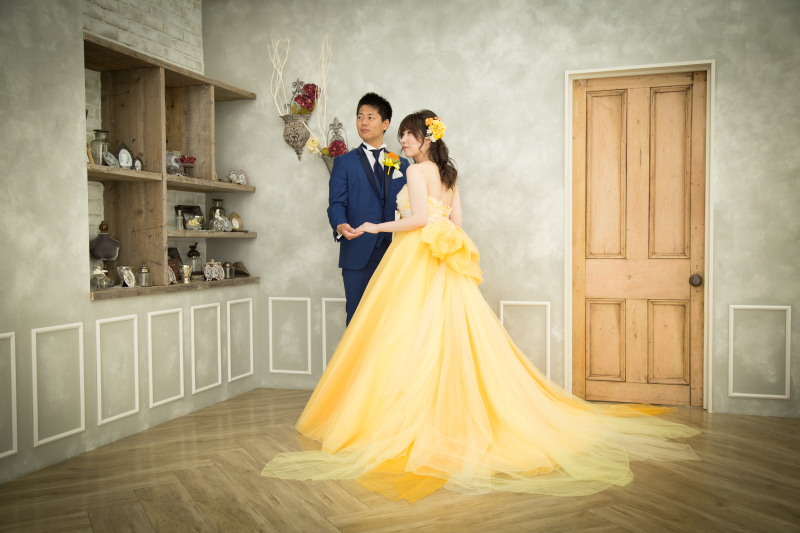 手を取り合って