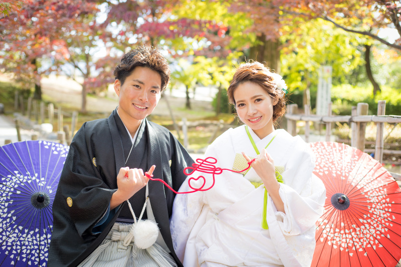 紅葉をバックに