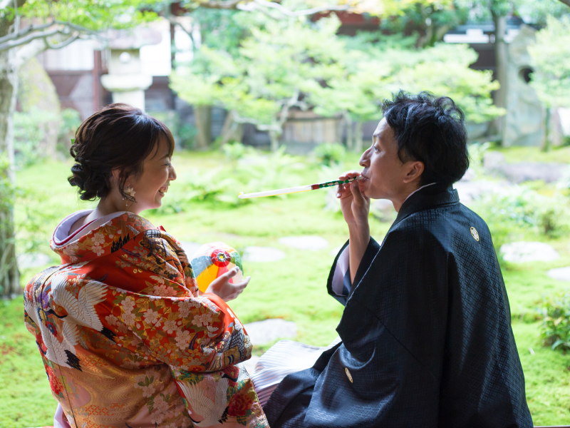 美しい庭園を背景に二人だけの楽しい空間を