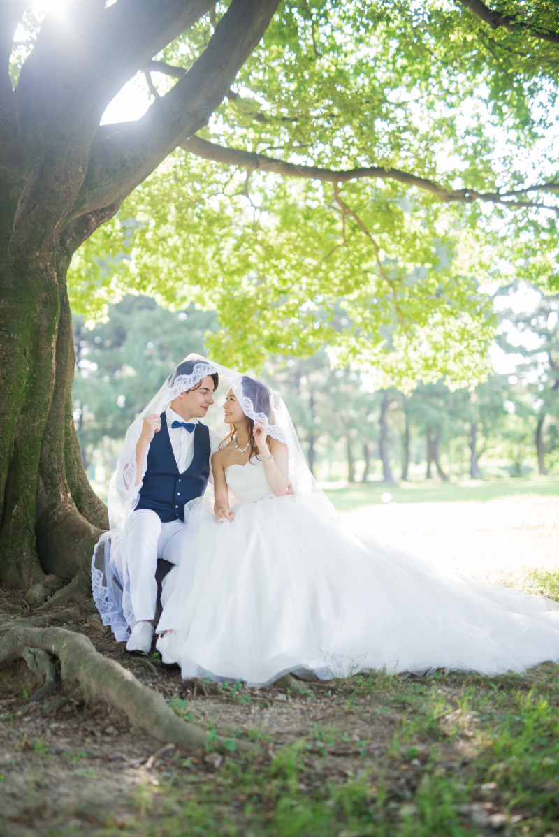 大きな木の下で寄り添う二人