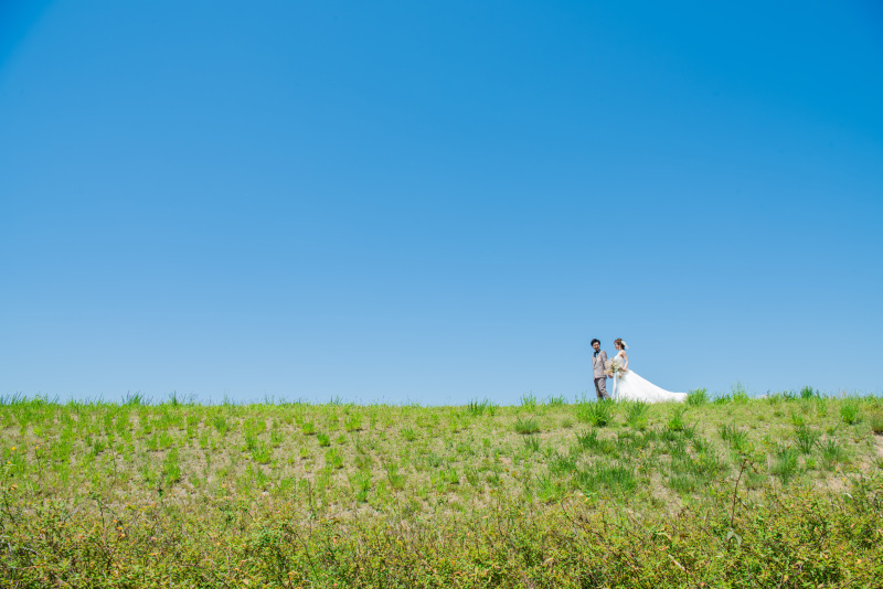 青空の下の堤防で・・・
