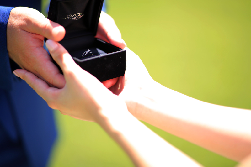 グリーンのバックに映えるマリッジリング♡