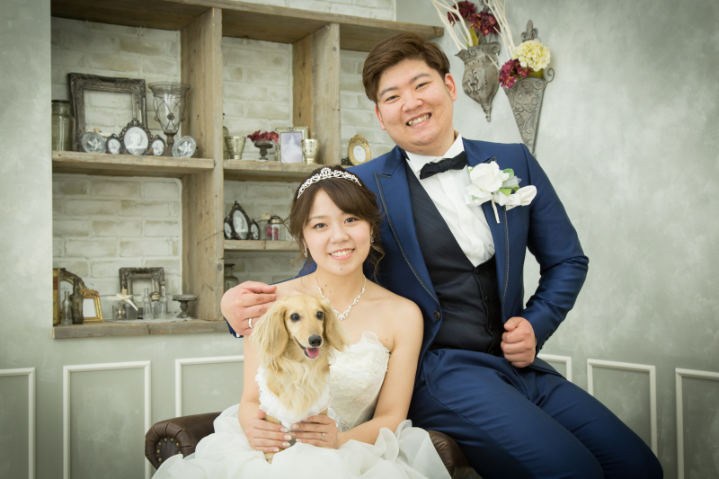 洋装で愛犬と一緒に撮影