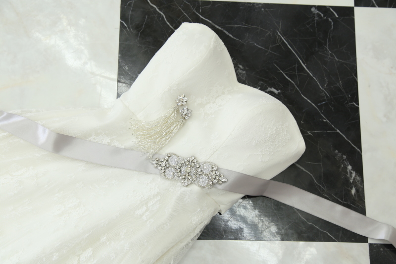 トレンドのサッシュベルトと大振りイヤリング