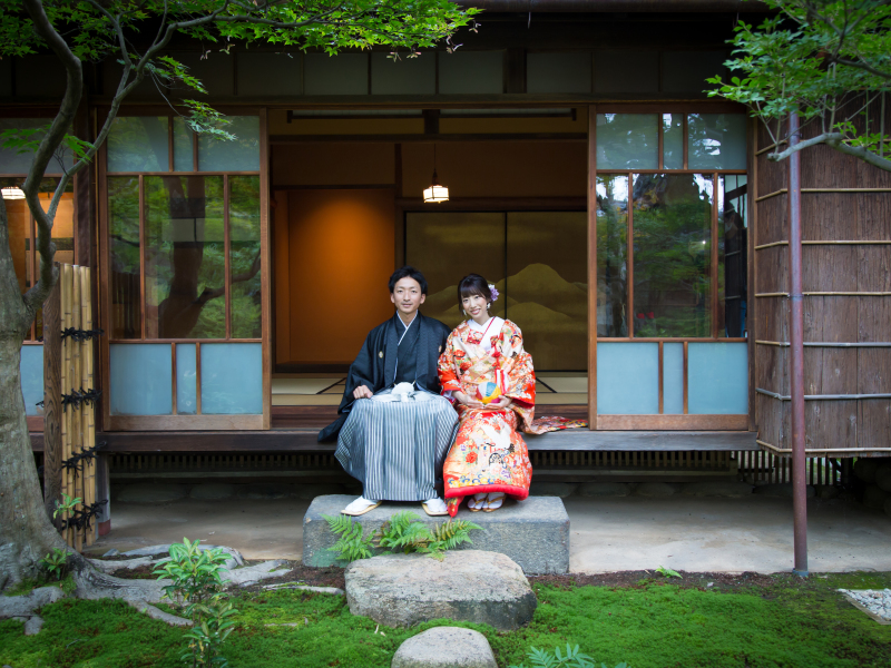 貸切状態の茶室が和装に映える一枚