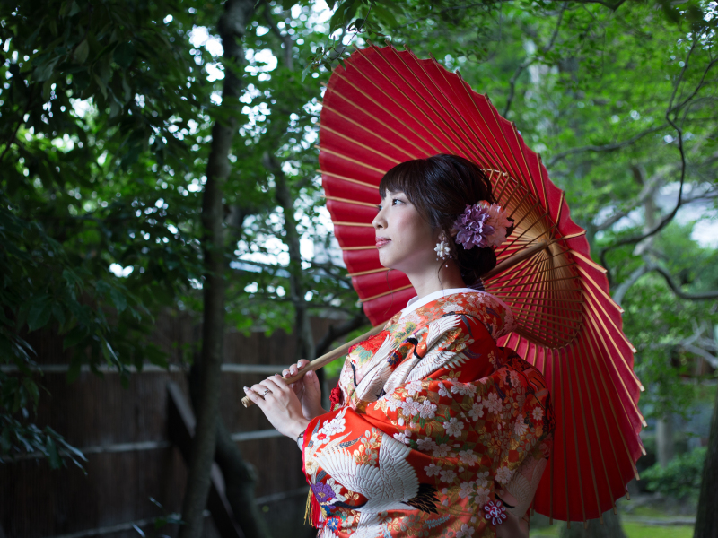 凛とした表情が美しい、新緑庭園での一枚。